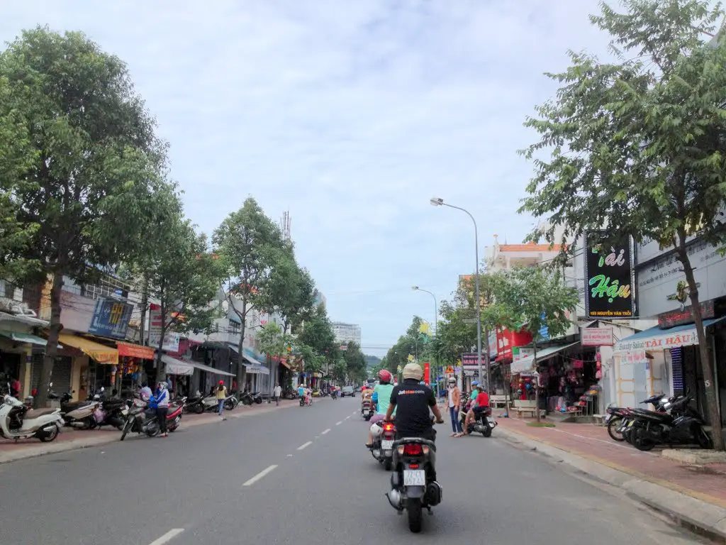 CHO THUÊ MẶT BẰNG ĐƯỜNG VỊ TRÍ ĐẸP ĐƯỜNG NGUYỄN VĂN TRỖI GIÁ 60TR/THÁNG