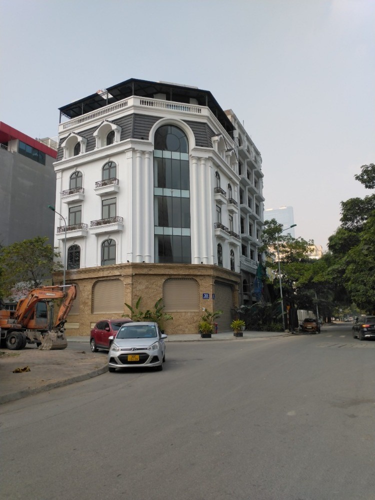 CHO THUÊ TÒA NHÀ 1 TRÊT 5 LẦU (DT SÀN 1000M2) GIÁ 55 TRIỆU