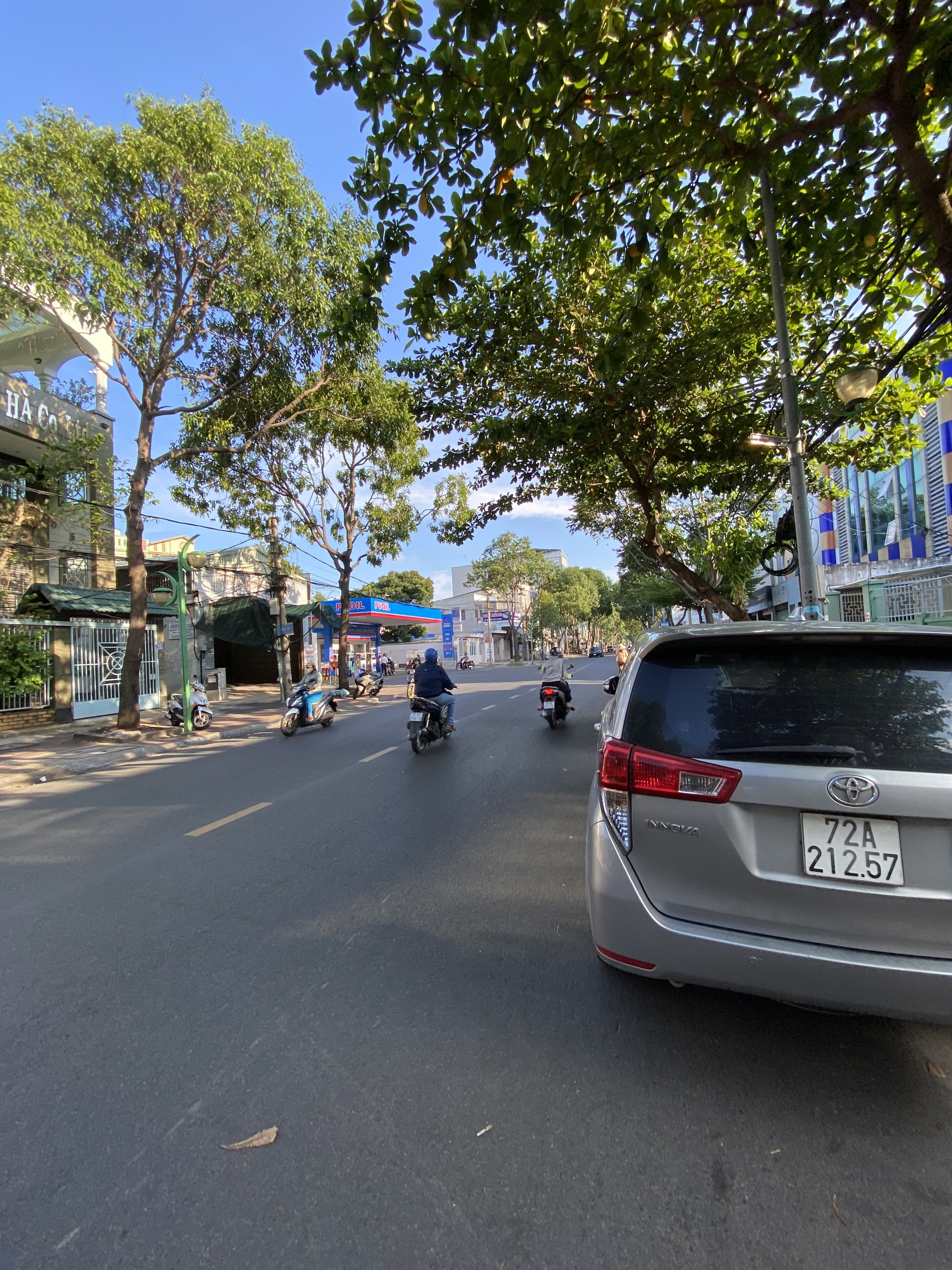 CHO THUÊ NHÀ MẶT TIỀN ĐƯỜNG LÊ LỢI VỊ TRÍ ĐẸP CÓ DT 120M2 (1 TRỆT 3 LẦU) GIÁ 30 TRIỆU.