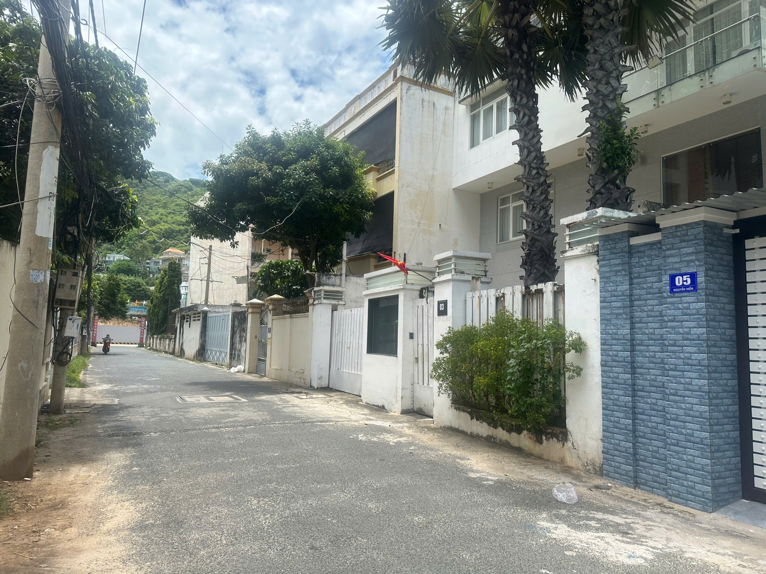 BÁN NHÀ 1 TRỆT 2 LẦU MẶT TIỀN ĐƯỜNG NGUYỄN HIỀN, VŨNG TÀU, DIỆN TÍCH 126M2 NGAY TRUNG TÂM PHƯỜNG 2, VỊ TRÍ ĐẸP SANG TRỌNG