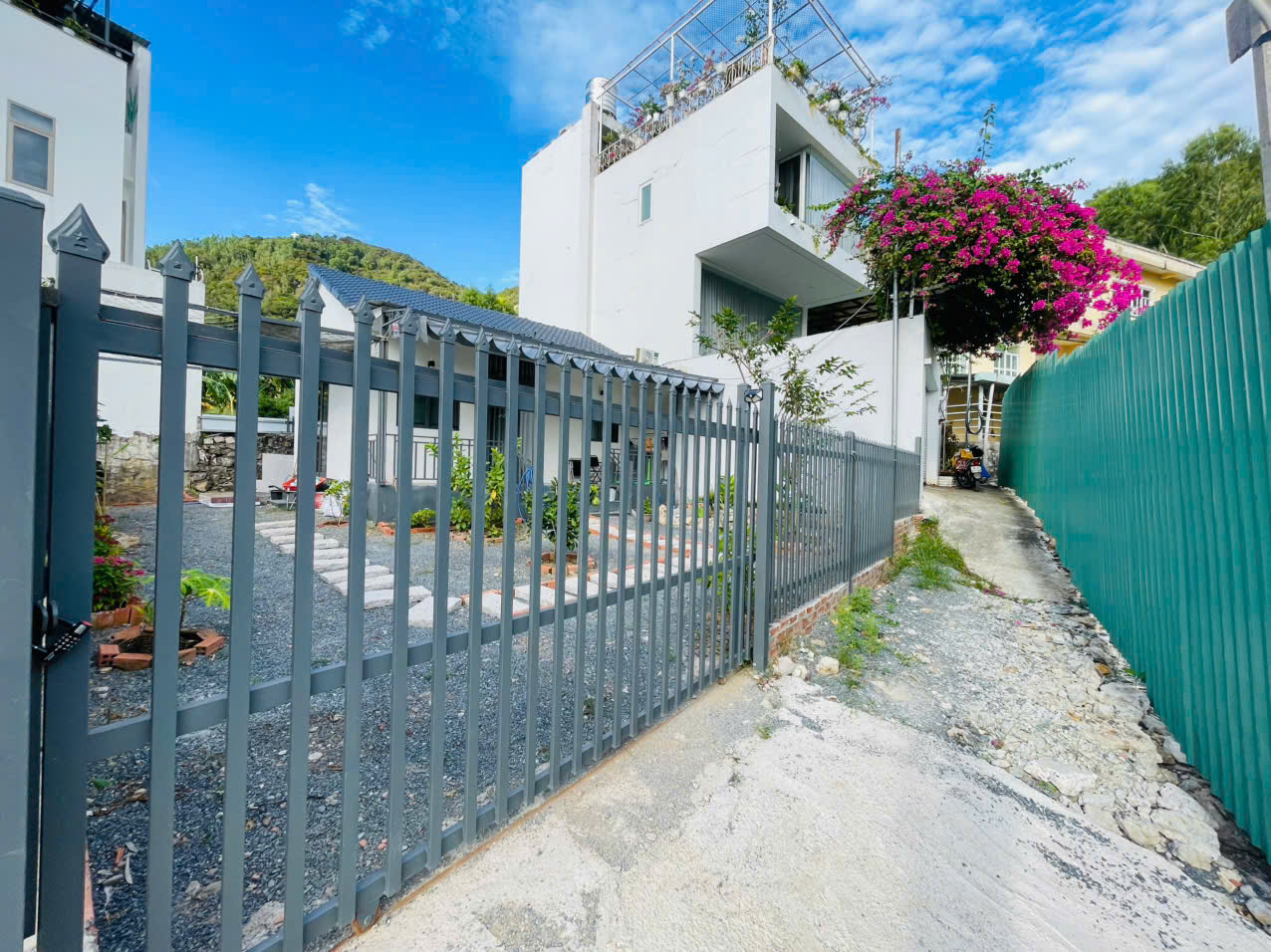 BÁN NHÀ ĐƯỜNG TRẦN PHÚ, VŨNG TÀU, VIEW BIỂN, VỊ TRÍ ĐẸP, THIẾT KẾ NHÀ CẤP 4 SÂN VƯỜN