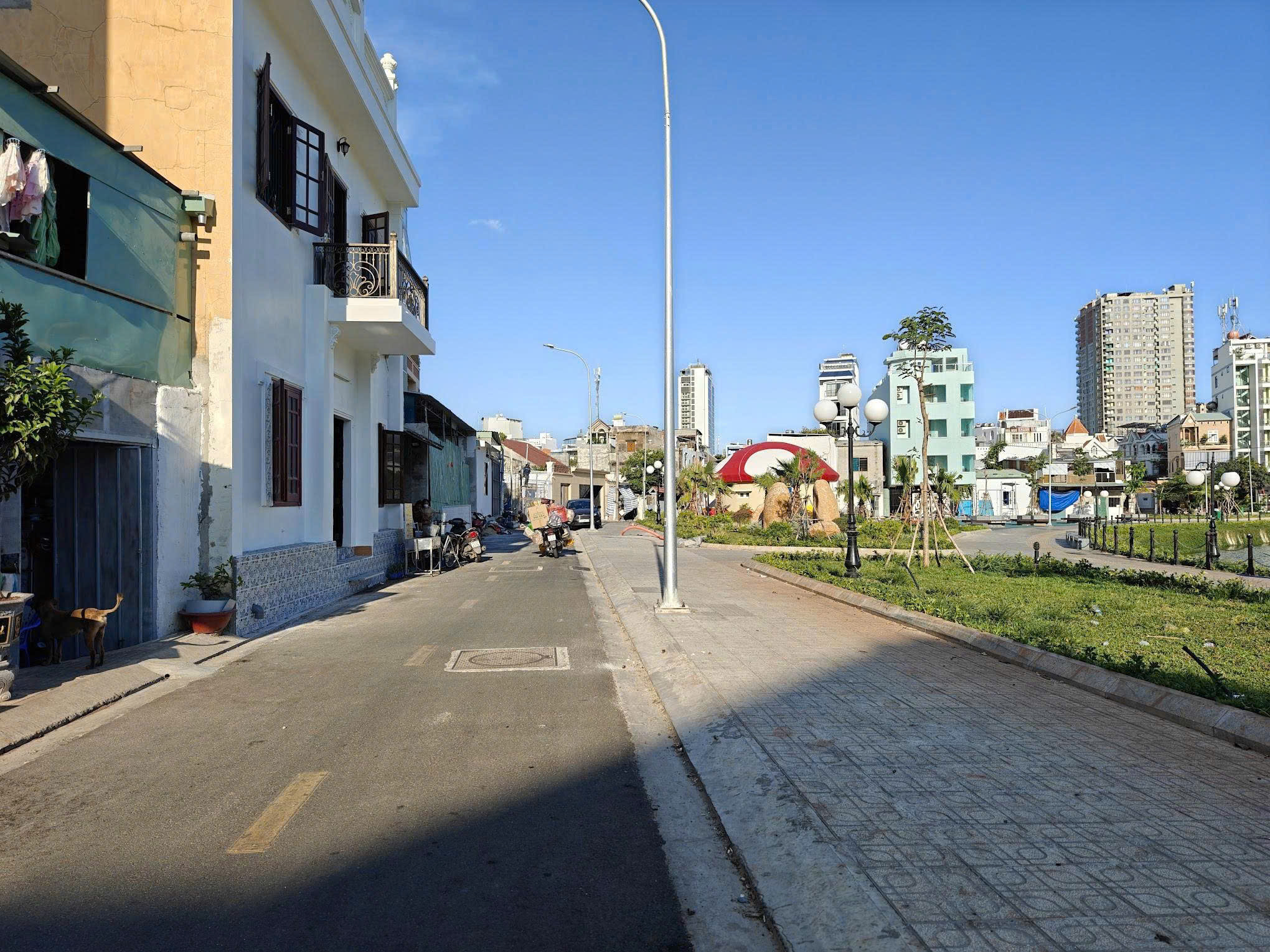 BÁN BIỆT THỰ 2 MẶT TIỀN LẠC LONG QUÂN, VŨNG TÀU, DIỆN TÍCH 247.7M2 HƯỚNG BẮC - NAM, VỊ TRÍ GẦN BIỂN, TRUNG TÂM SẦM UẤT, TẬP TRUNG DU LỊCH NỔI BẬT NHẤT