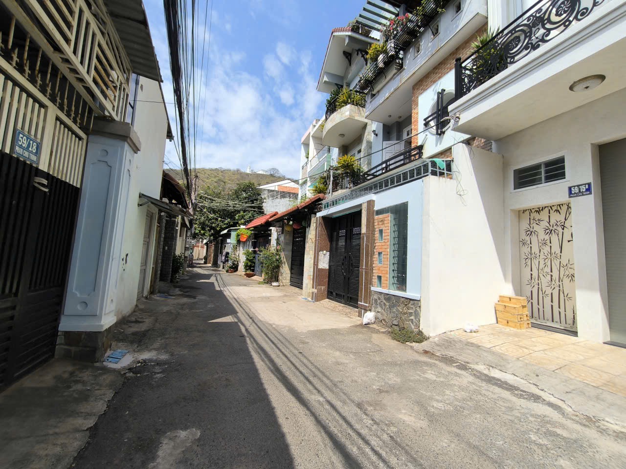 BÁN NHÀ HẺM Ô TÔ ĐƯỜNG PHAN CHU TRINH, VŨNG TÀU, DIỆN TÍCH 105,4M2 VỊ TRÍ HƯỚNG ĐÔNG NAM, KHU VỰC DÂN CƯ HIỆN HỮU, AN NINH PHÙ HỢP AN CƯ LÂU DÀI